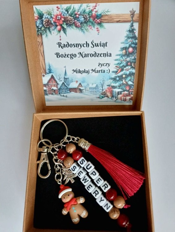 brelok w pudełku