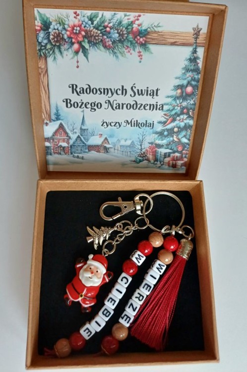 brelok w pudełku